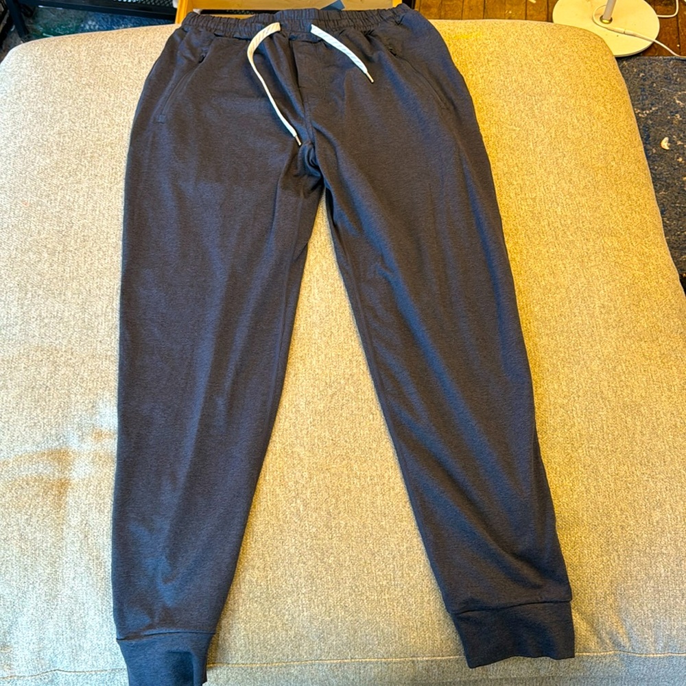 Vuori heathered navy men’s joggers. Size large.